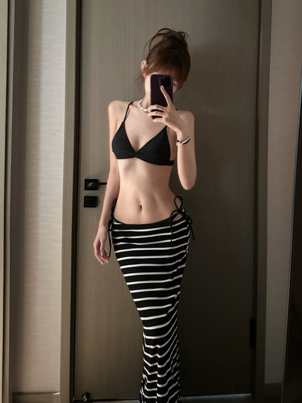 Šareni trodijelni bikini set s halter topom, trokutastim donjim i plažnim prekrivačem; poliester 82% s podstavom 18%, bez čvrste potpore za dojke, bez rukava, pogodan za plivanje i vodene sportove.