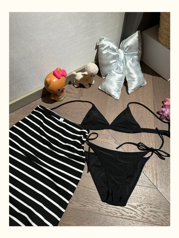 Šareni trodijelni bikini set s halter topom, trokutastim donjim i plažnim prekrivačem; poliester 82% s podstavom 18%, bez čvrste potpore za dojke, bez rukava, pogodan za plivanje i vodene sportove.
