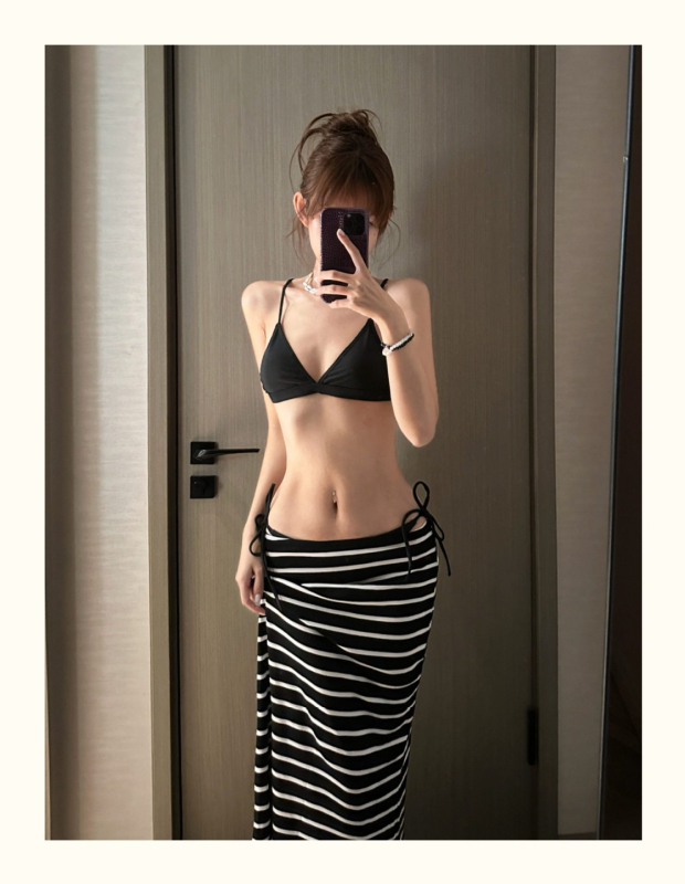 Šareni trodijelni bikini set s halter topom, trokutastim donjim i plažnim prekrivačem; poliester 82% s podstavom 18%, bez čvrste potpore za dojke, bez rukava, pogodan za plivanje i vodene sportove.