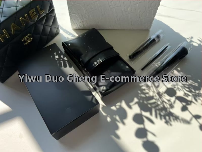 Σετ πινέλων μακιγιάζ: πινέλα ρουζ, σκιά ματιών, eyeliner και κονσίλερ, με θήκη πινέλων