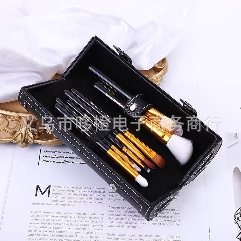 Σετ πινέλων μακιγιάζ: πινέλα ρουζ, σκιά ματιών, eyeliner και κονσίλερ, με θήκη πινέλων