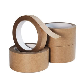 Matt kraft papír szalag gumis típusú forró olvadék ragasztóval, vastagság 130, kraft alap, nedvességálló, alkalmas záráshoz és csomagoláshoz, erős tapadás
