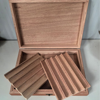 Drevená krabička na cigarety z Okoume s vnútornými priečkami, retro flip-top veko, výstelka, hodvábna tlač; možnosť potlače loga; personalizácia