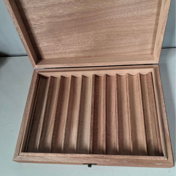 Drevená krabička na cigarety z Okoume s vnútornými priečkami, retro flip-top veko, výstelka, hodvábna tlač; možnosť potlače loga; personalizácia