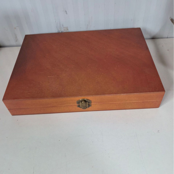 Drevená krabička na cigarety z Okoume s vnútornými priečkami, retro flip-top veko, výstelka, hodvábna tlač; možnosť potlače loga; personalizácia