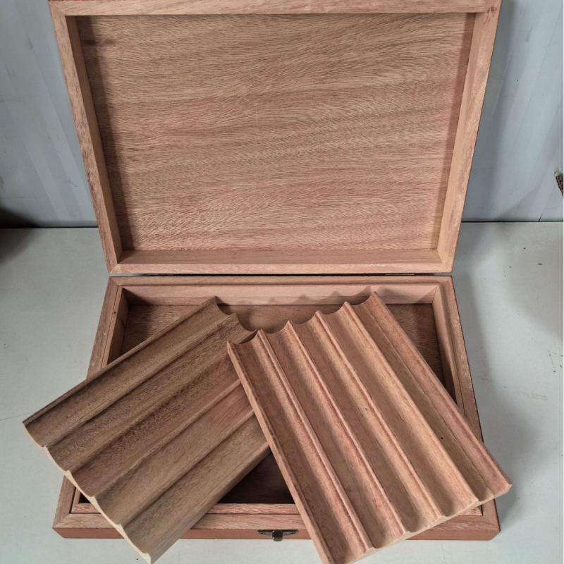 Drevená krabička na cigarety z Okoume s vnútornými priečkami, retro flip-top veko, výstelka, hodvábna tlač; možnosť potlače loga; personalizácia