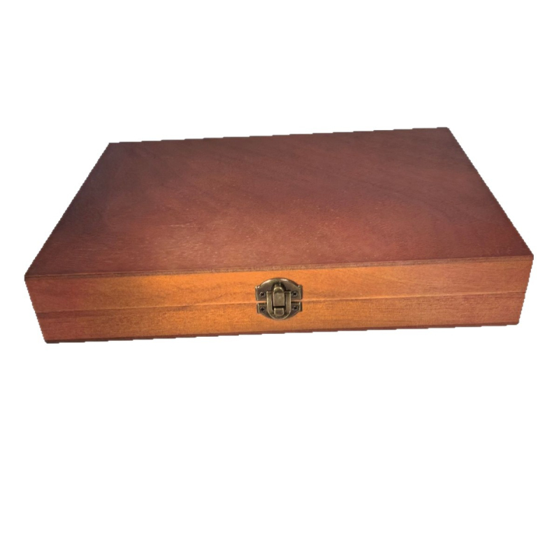 Drevená krabička na cigarety z Okoume s vnútornými priečkami, retro flip-top veko, výstelka, hodvábna tlač; možnosť potlače loga; personalizácia