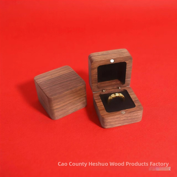 Prsteňová šperkovnica z viacerých druhov dreva s gravírom, model 21, prispôsobiteľná (Black Walnut, Red Rosewood, Sapele, Red Oak, White Oak)