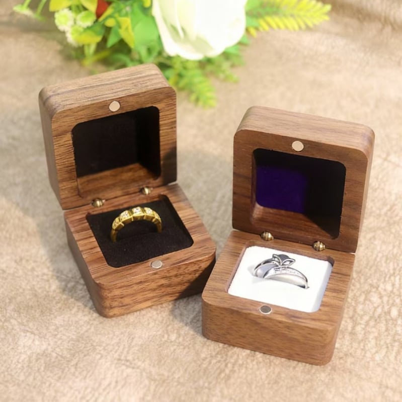 Prsteňová šperkovnica z viacerých druhov dreva s gravírom, model 21, prispôsobiteľná (Black Walnut, Red Rosewood, Sapele, Red Oak, White Oak)