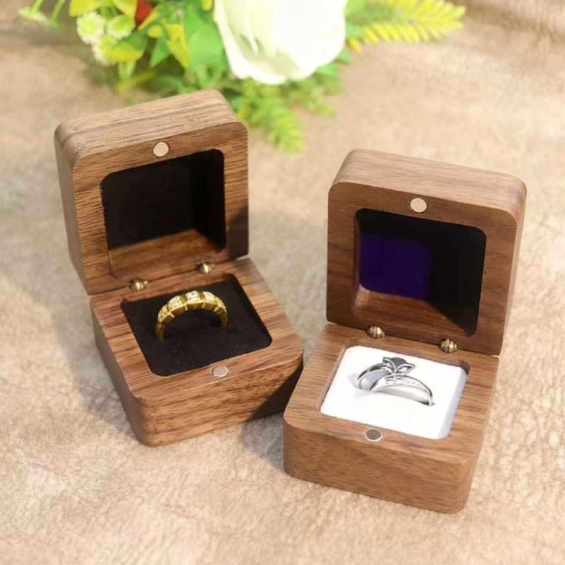 Prsteňová šperkovnica z viacerých druhov dreva s gravírom, model 21, prispôsobiteľná (Black Walnut, Red Rosewood, Sapele, Red Oak, White Oak)