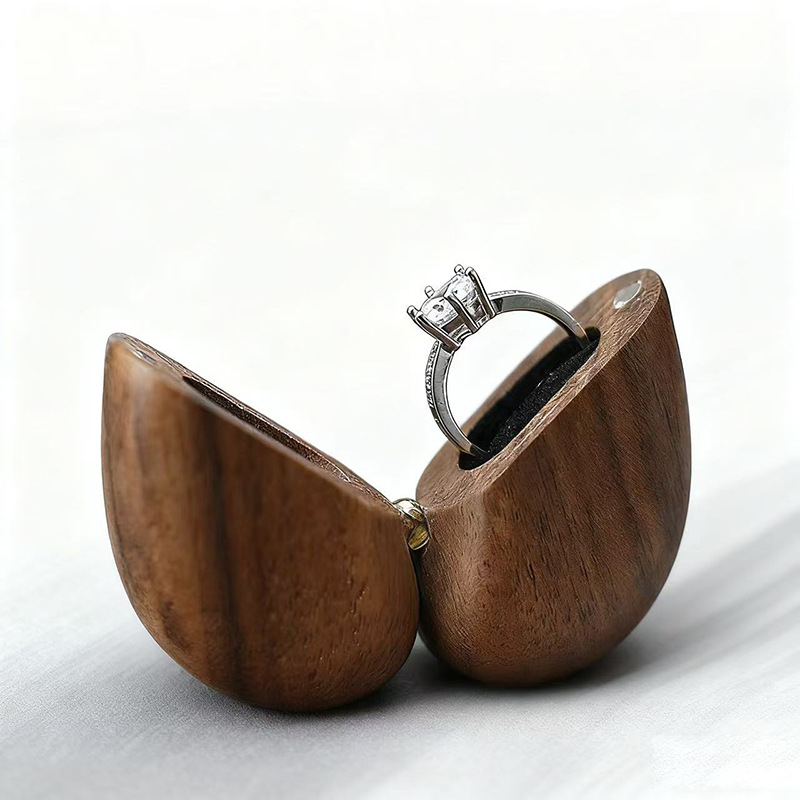 Cutie pentru inele din lemn de nuc, în formă de inimă, pentru logodnă și nuntă, poate fi gravată