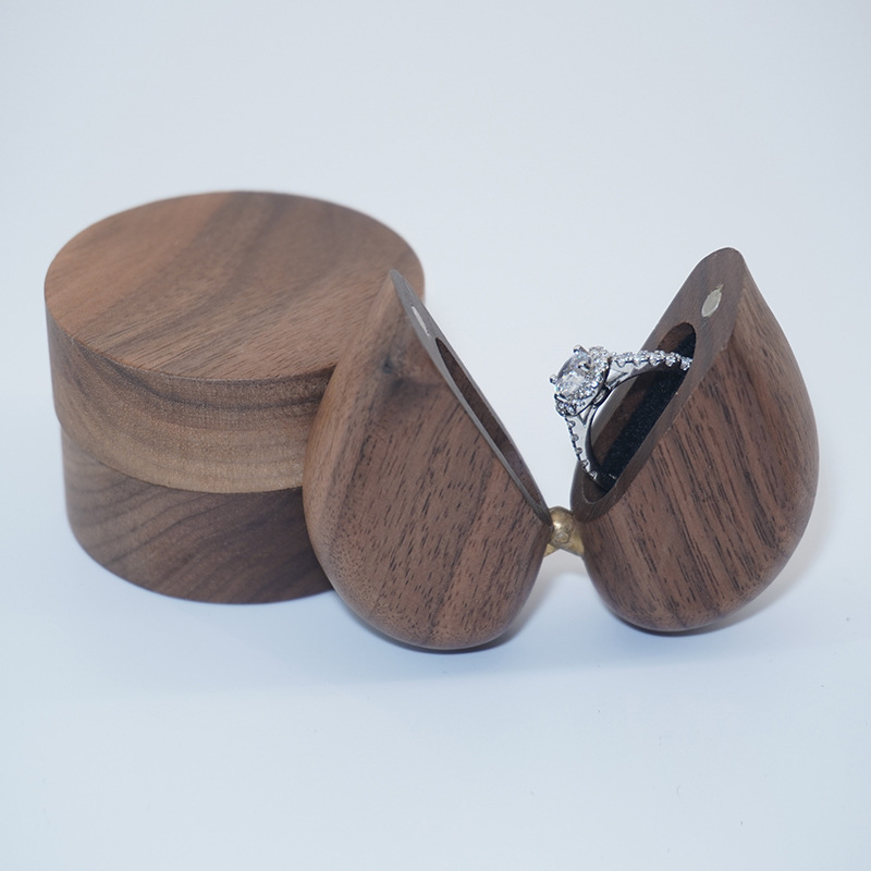 Cutie pentru inele din lemn de nuc, în formă de inimă, pentru logodnă și nuntă, poate fi gravată