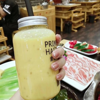 Jednokratna čaša za mliječni čaj od PET plastike, cilindričnog oblika, s poklopcem