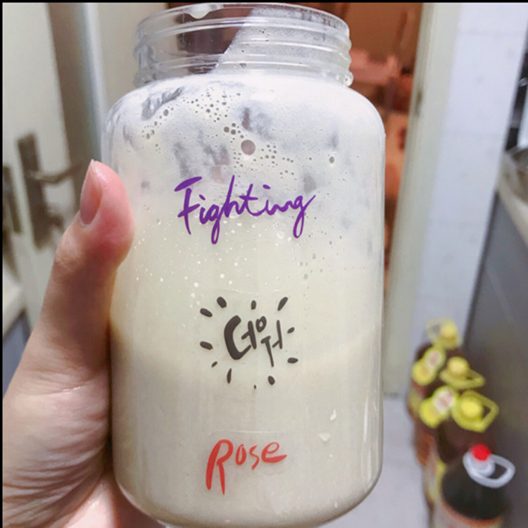 Jednokratna čaša za mliječni čaj od PET plastike, cilindričnog oblika, s poklopcem