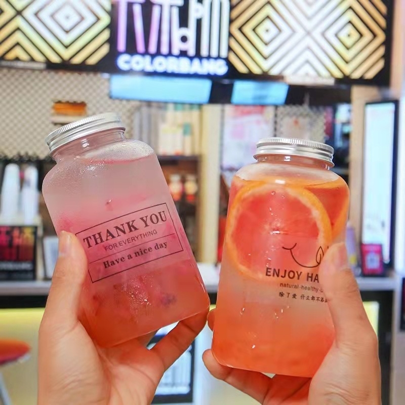 Jednokratna čaša za mliječni čaj od PET plastike, cilindričnog oblika, s poklopcem