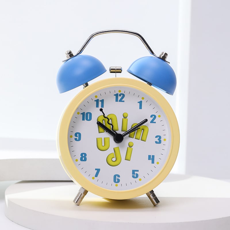 Будилник за бюро с карикатурен дизайн – батерийно захранване, едностранен, аналогово и дигитално показване, светещ звънец, плавно движение на секундата
