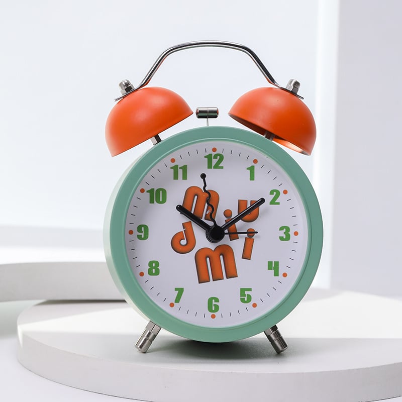 Будилник за бюро с карикатурен дизайн – батерийно захранване, едностранен, аналогово и дигитално показване, светещ звънец, плавно движение на секундата