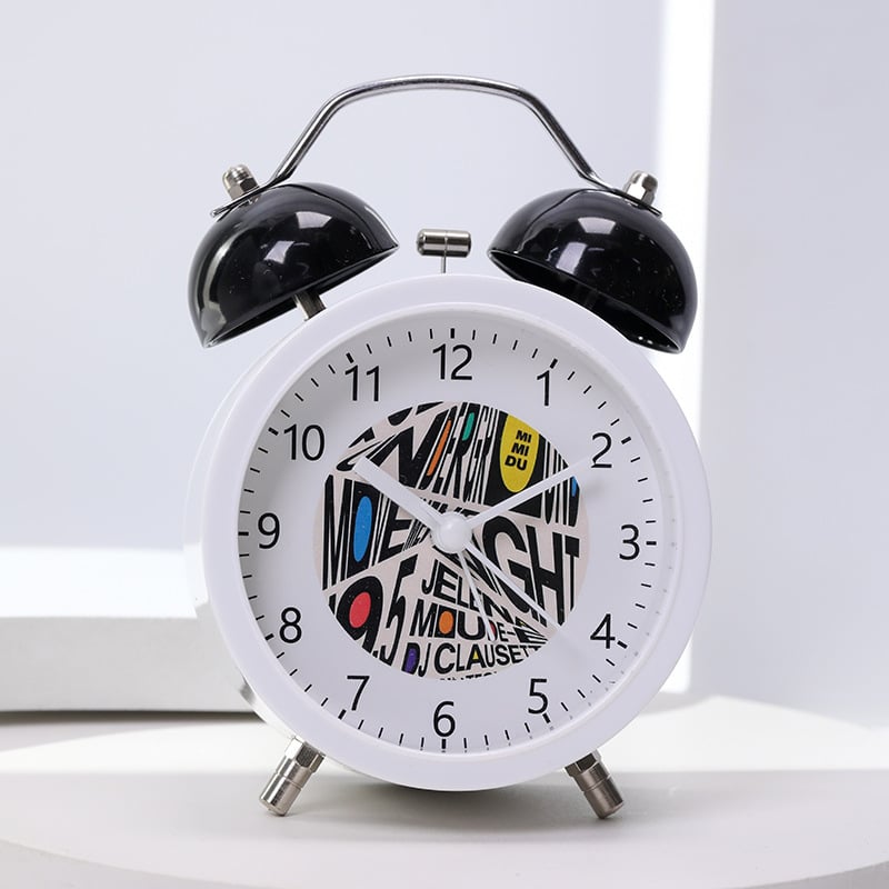 Будилник за бюро с карикатурен дизайн – батерийно захранване, едностранен, аналогово и дигитално показване, светещ звънец, плавно движение на секундата