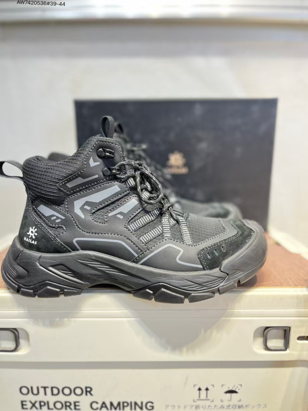 Gore-Tex vodootporne muške planinarske tenisice srednje visine, gumena potplat, gumena srednja podloga, niska peta 1–3 cm
