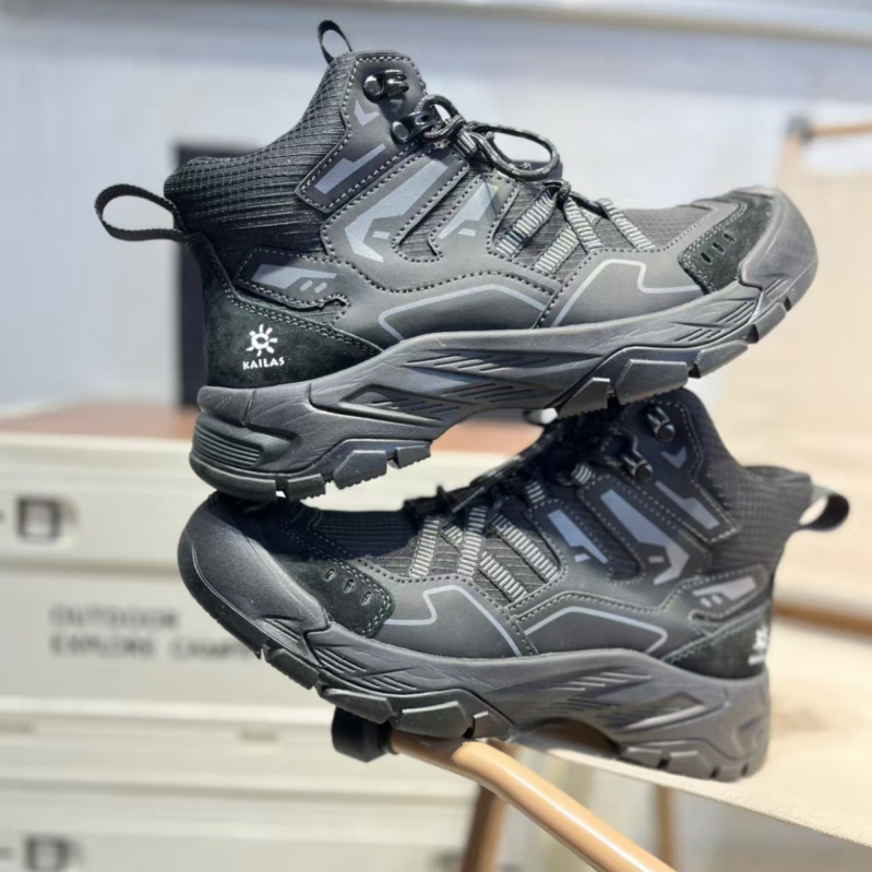 Gore-Tex vodootporne muške planinarske tenisice srednje visine, gumena potplat, gumena srednja podloga, niska peta 1–3 cm