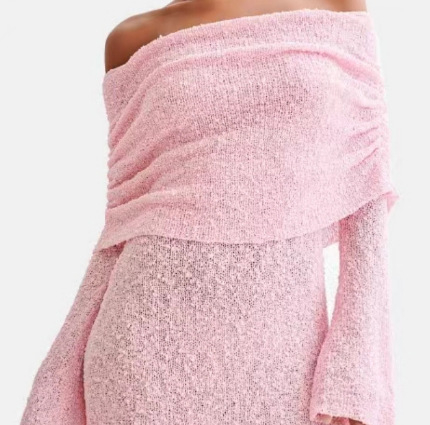 Pletena midi haljina s prorezima, nepravilan kroj suknje, dugi zvonasti rukavi, ovratnik s jednostavnim krojem; smjesa poliester-elastan