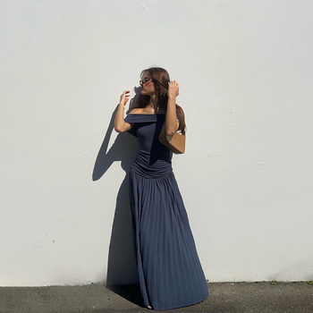 Rochie din poliester cu decolteu în V, mâneci scurte, talie înaltă, croială lungă, culoare solidă