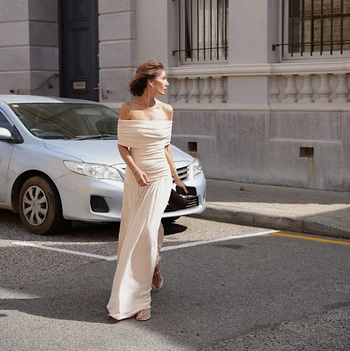 Rochie din poliester cu decolteu în V, mâneci scurte, talie înaltă, croială lungă, culoare solidă