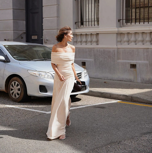 Rochie din poliester cu decolteu în V, mâneci scurte, talie înaltă, croială lungă, culoare solidă