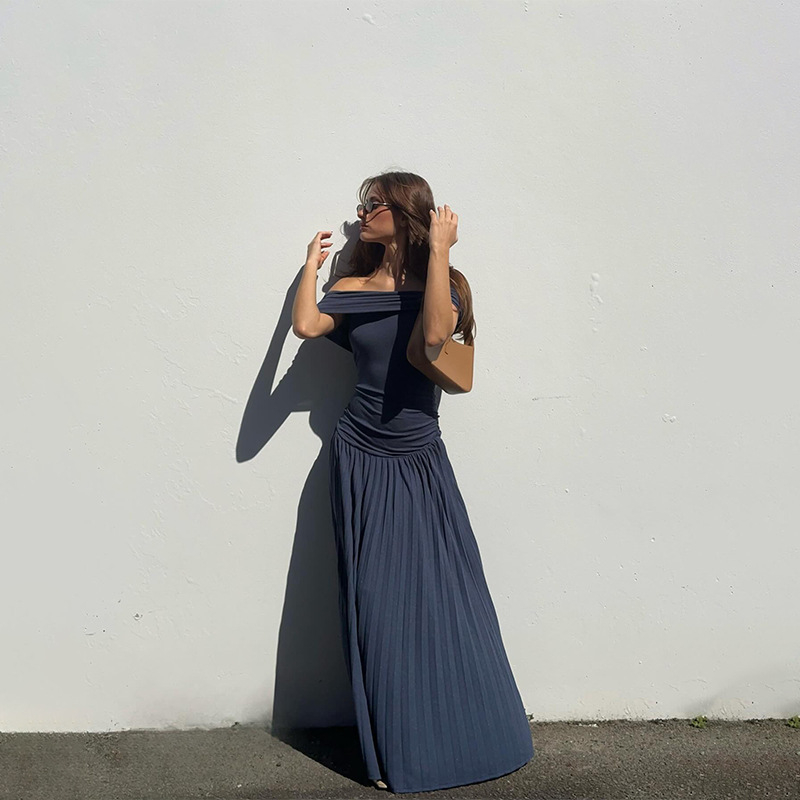 Rochie din poliester cu decolteu în V, mâneci scurte, talie înaltă, croială lungă, culoare solidă