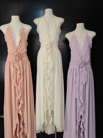 V-nyakú halterneck maxi ruha, nyitott hátsó rész, smock részletek, pamut-poliészter keverék, A-vonal hosszú