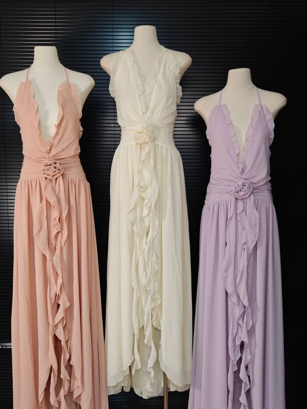 V-nyakú halterneck maxi ruha, nyitott hátsó rész, smock részletek, pamut-poliészter keverék, A-vonal hosszú