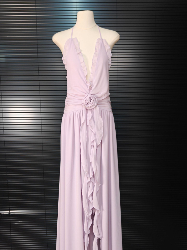 V-nyakú halterneck maxi ruha, nyitott hátsó rész, smock részletek, pamut-poliészter keverék, A-vonal hosszú