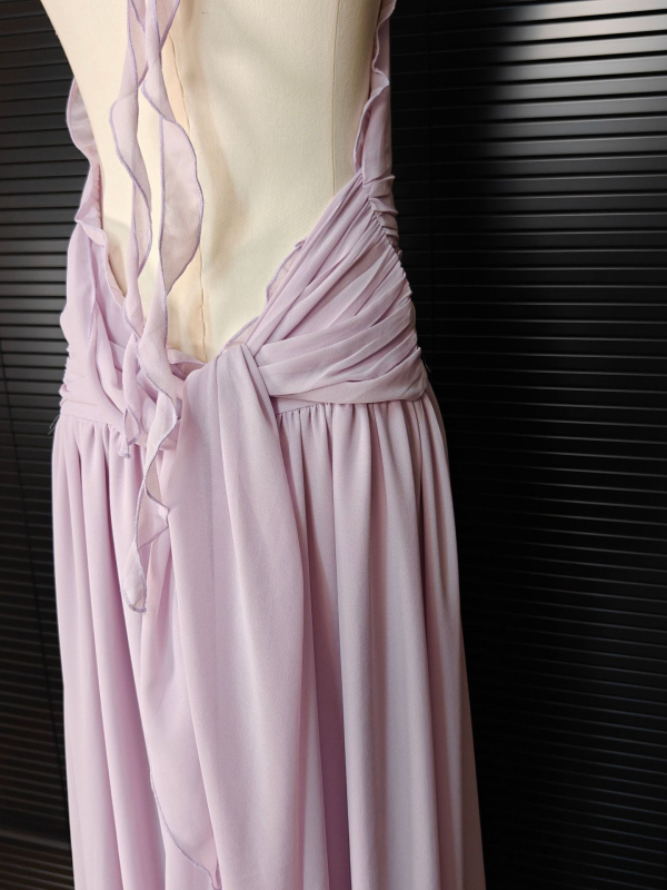 V-nyakú halterneck maxi ruha, nyitott hátsó rész, smock részletek, pamut-poliészter keverék, A-vonal hosszú