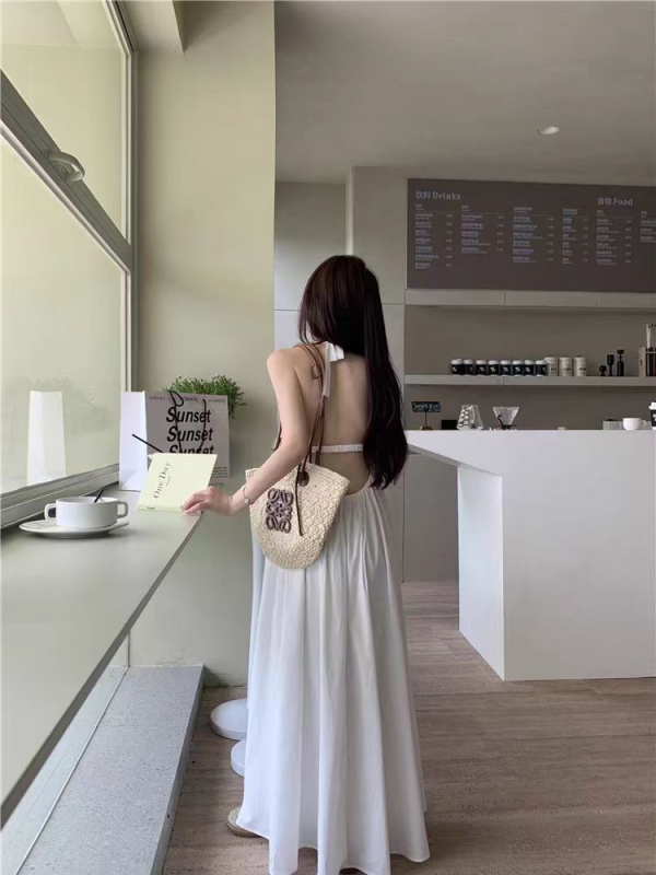 Rochie cu gât halter, fără spate, lungă în croială A, fără mâneci, talie lejeră, vară 2024