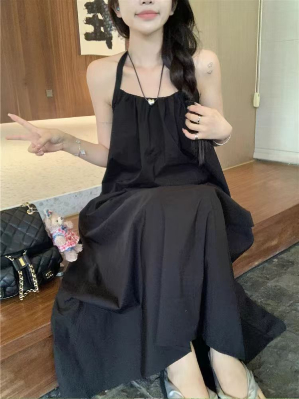 Rochie cu gât halter, fără spate, lungă în croială A, fără mâneci, talie lejeră, vară 2024