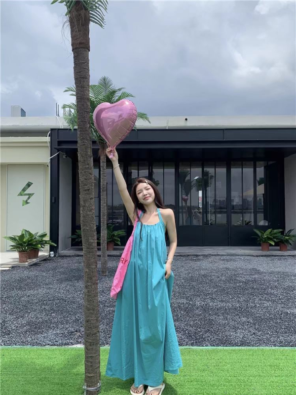 Rochie cu gât halter, fără spate, lungă în croială A, fără mâneci, talie lejeră, vară 2024