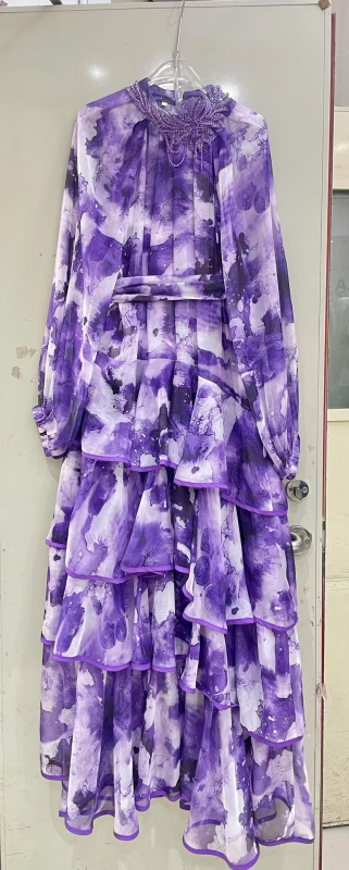 Rochie boemă cu imprimeu tie-dye, lungă, cu croială asimetrică, guler rotund, mâneci lungi, poliester stretch