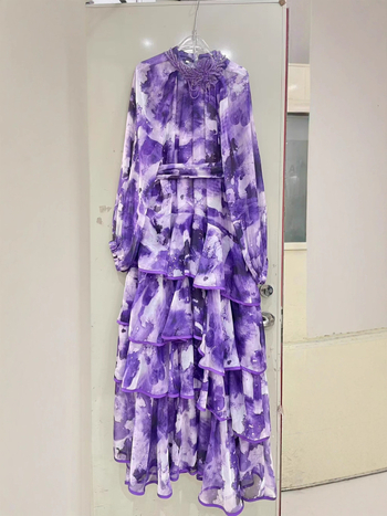 Rochie boemă cu imprimeu tie-dye, lungă, cu croială asimetrică, guler rotund, mâneci lungi, poliester stretch