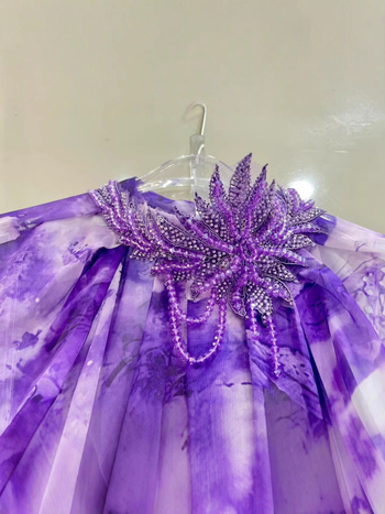 Rochie boemă cu imprimeu tie-dye, lungă, cu croială asimetrică, guler rotund, mâneci lungi, poliester stretch