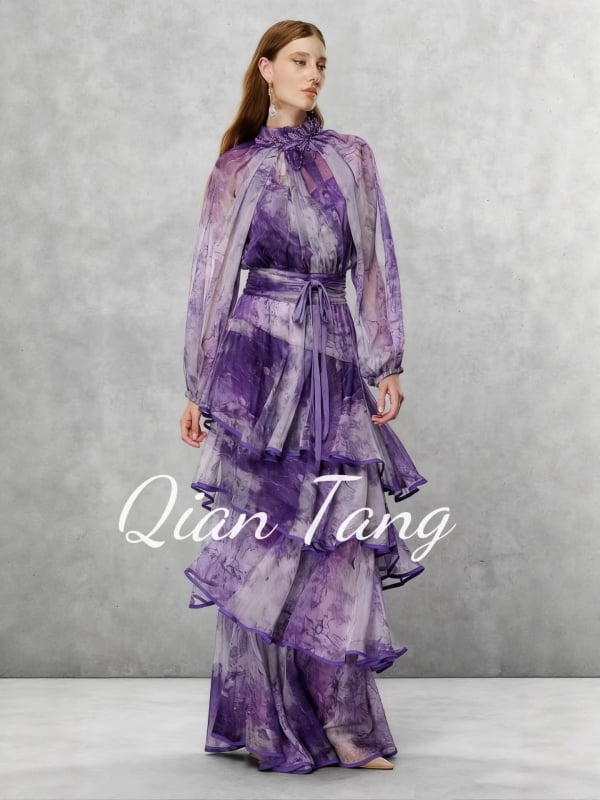 Rochie boemă cu imprimeu tie-dye, lungă, cu croială asimetrică, guler rotund, mâneci lungi, poliester stretch