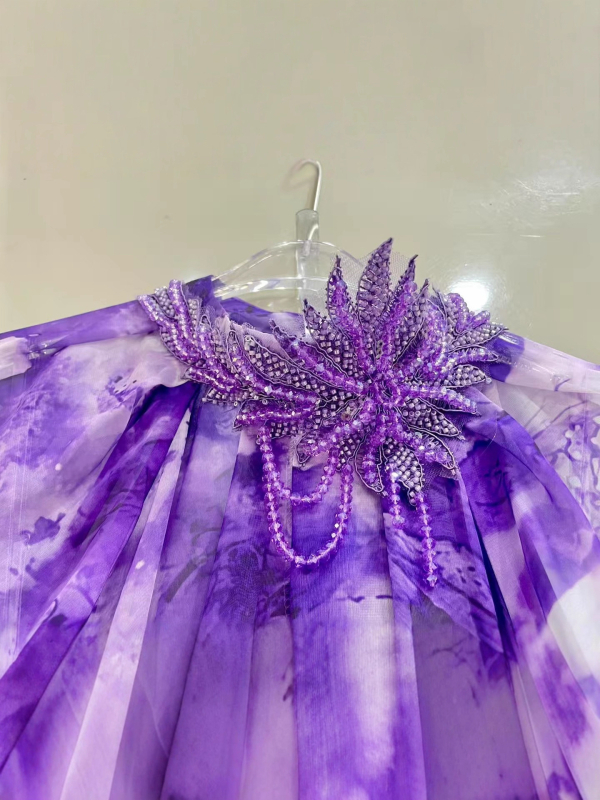 Rochie boemă cu imprimeu tie-dye, lungă, cu croială asimetrică, guler rotund, mâneci lungi, poliester stretch