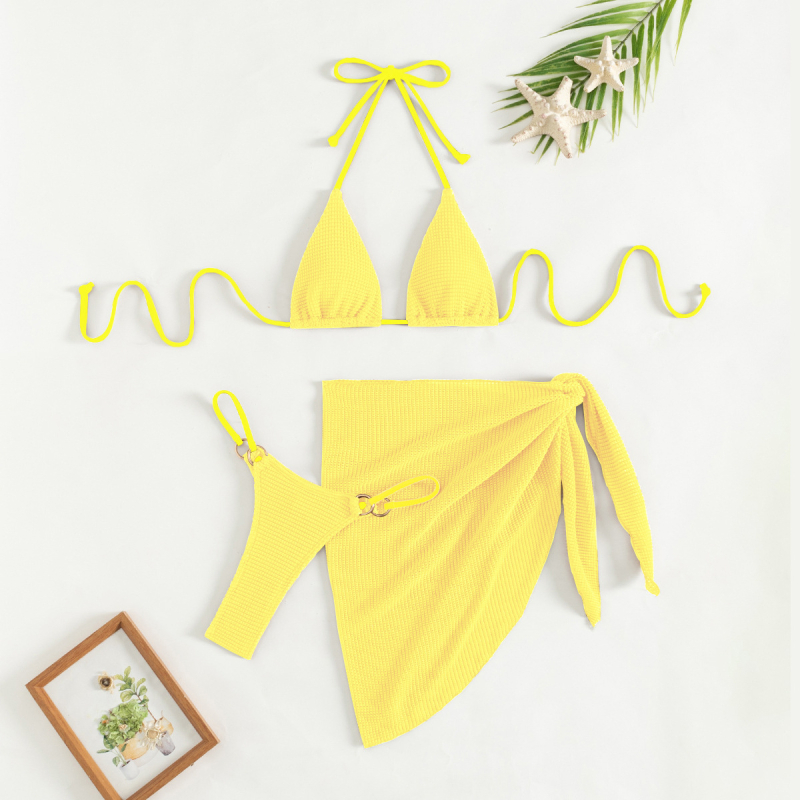 Háromrészes fürdőruha szett kötőpántokkal és hálós részletekkel; poliészter 95% és elasztán 5% bélés; melltartó párna