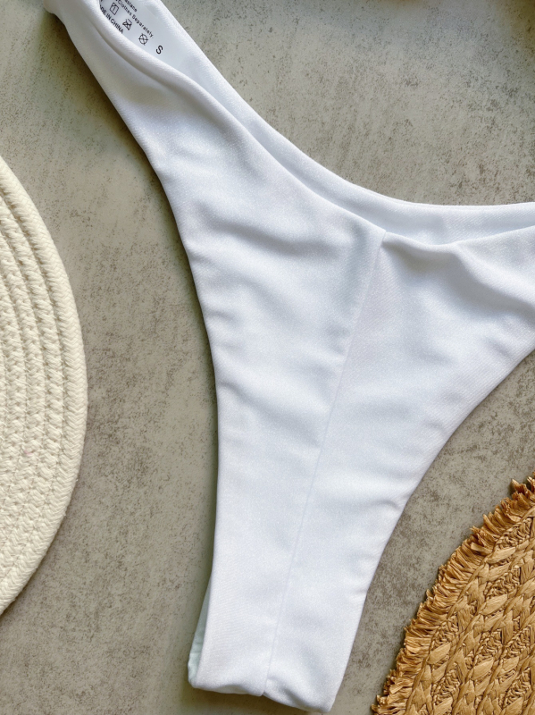 Párnázott bikini szett gyorsan száradó nylon anyagból, pamut béléssel, magas rugalmassággal.