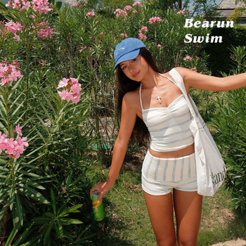 Kétrészes kötött strand bikini csíkos halter toppal és rövidnadrágos alsóval, poliészter anyagból.