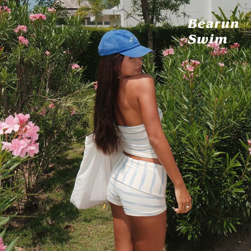 Kétrészes kötött strand bikini csíkos halter toppal és rövidnadrágos alsóval, poliészter anyagból.