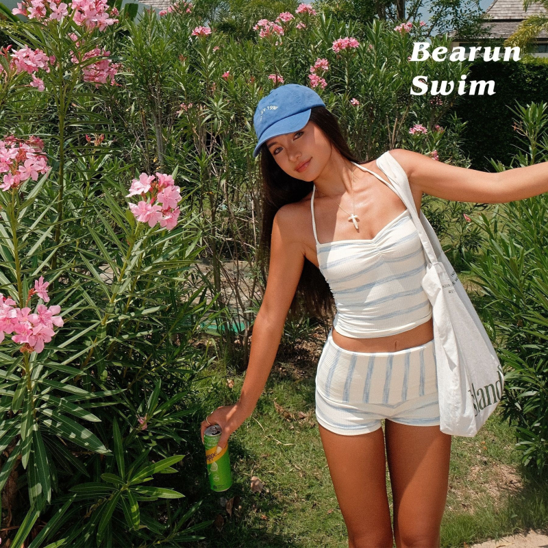 Kétrészes kötött strand bikini csíkos halter toppal és rövidnadrágos alsóval, poliészter anyagból.