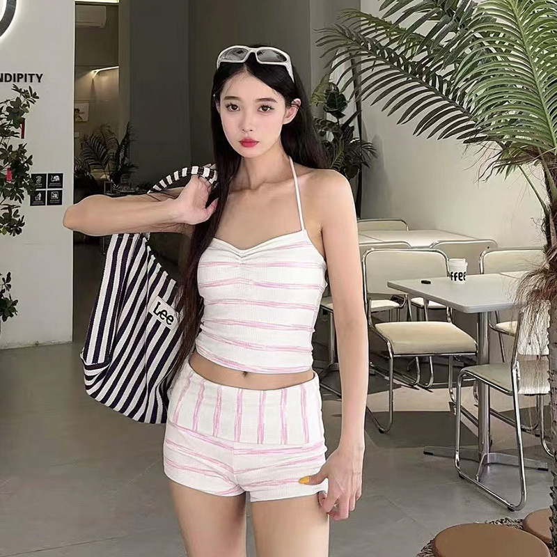 Kétrészes kötött strand bikini csíkos halter toppal és rövidnadrágos alsóval, poliészter anyagból.