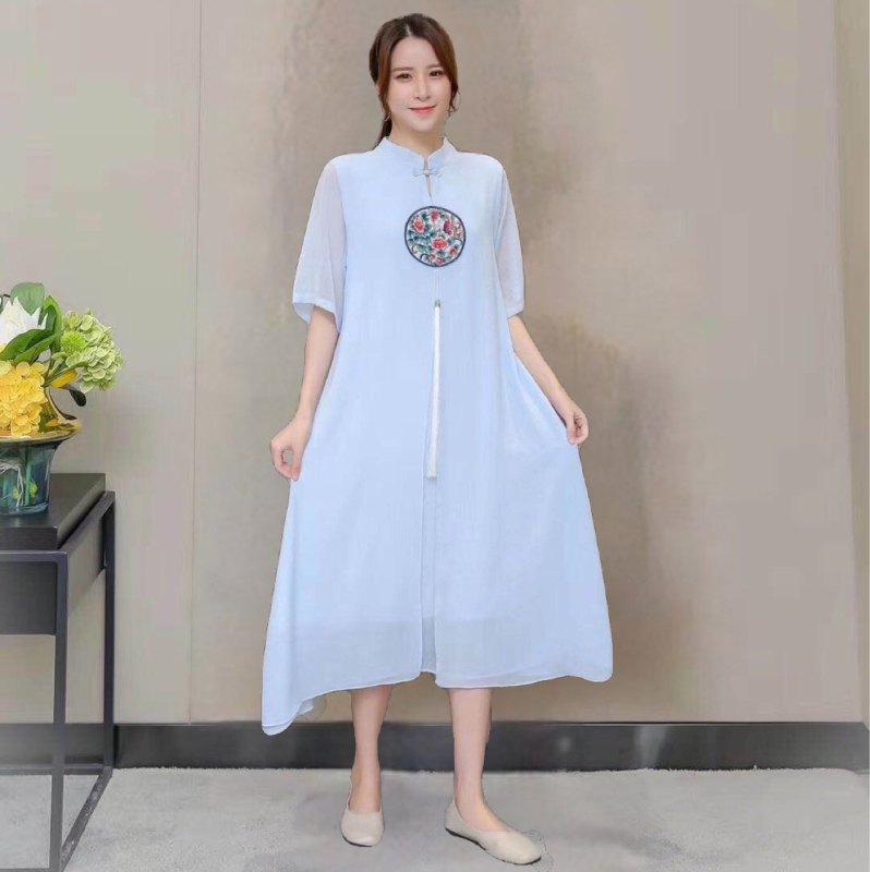 Etno stílusú chiffon ruha virágos hímzéssel, álló gallér, lazító derék, hosszú szoknya - Tavasz 2023