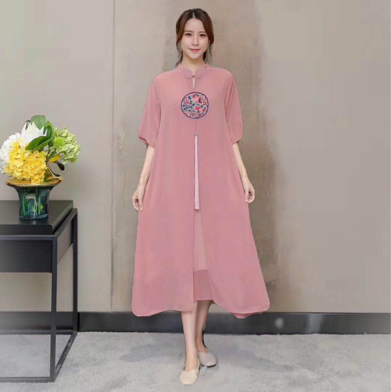 Etno stílusú chiffon ruha virágos hímzéssel, álló gallér, lazító derék, hosszú szoknya - Tavasz 2023