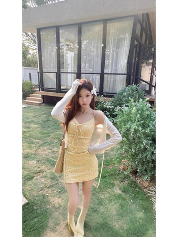 Vállpántos ruha virágos mintával, derékszíjjal, A-vonalú szabás, ujjatlan, poliészter